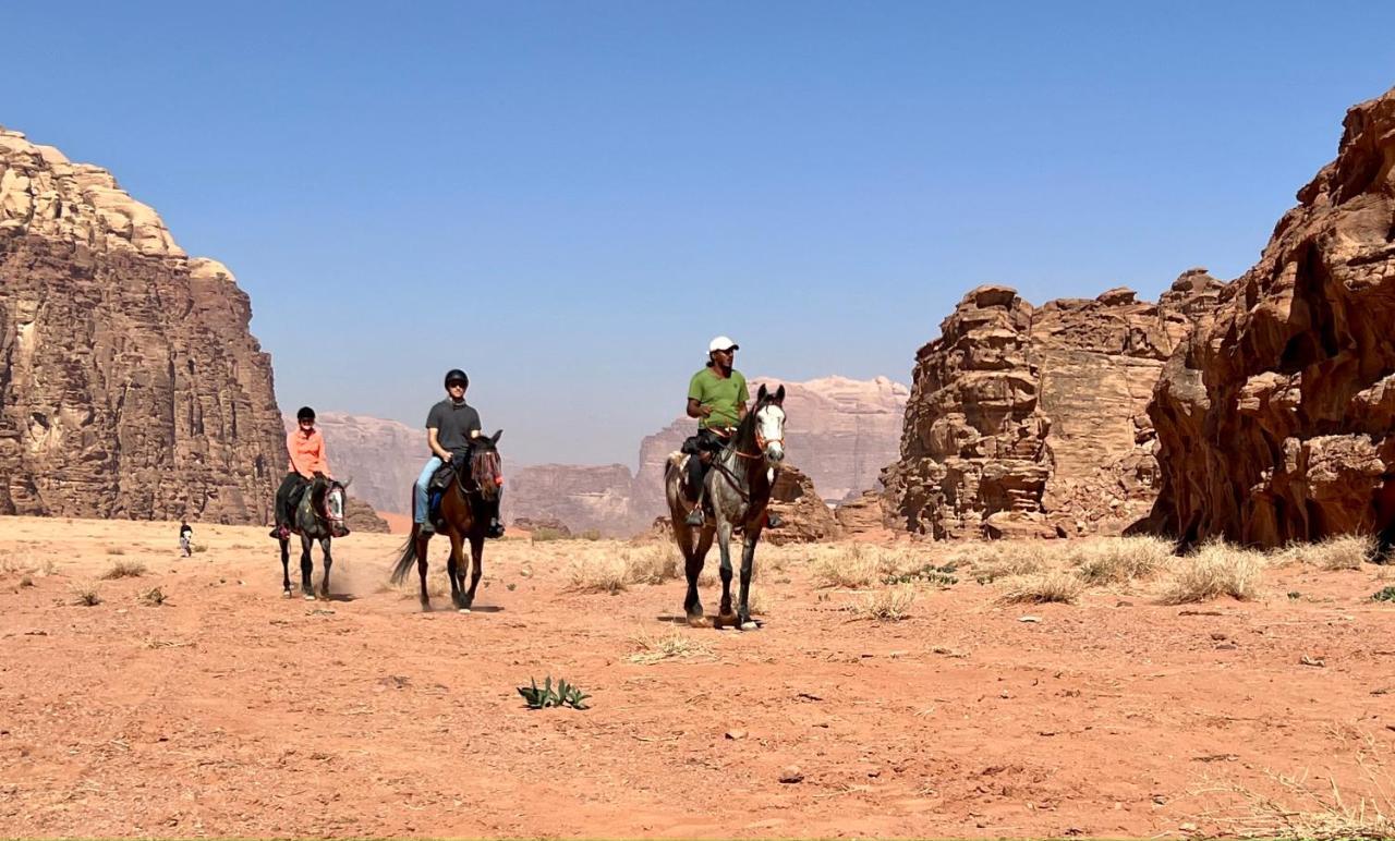 Wadi Rum Bedouin Tour With A Camp Exterior foto